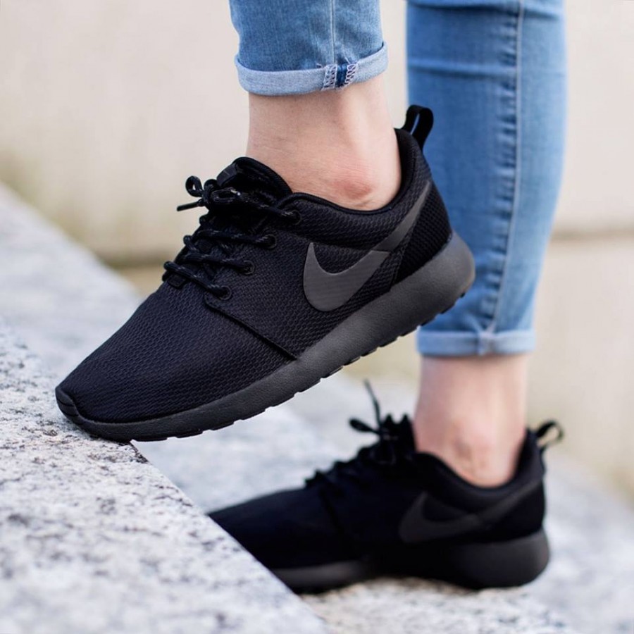 nike roshe one all black