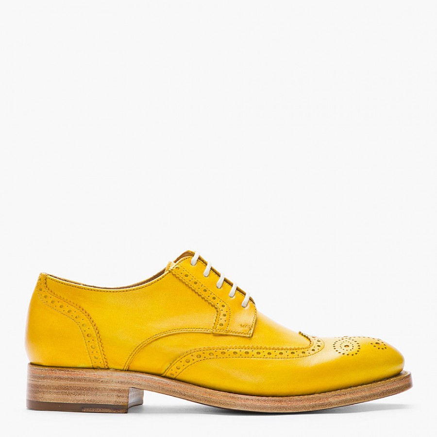 Желтые мужские туфли