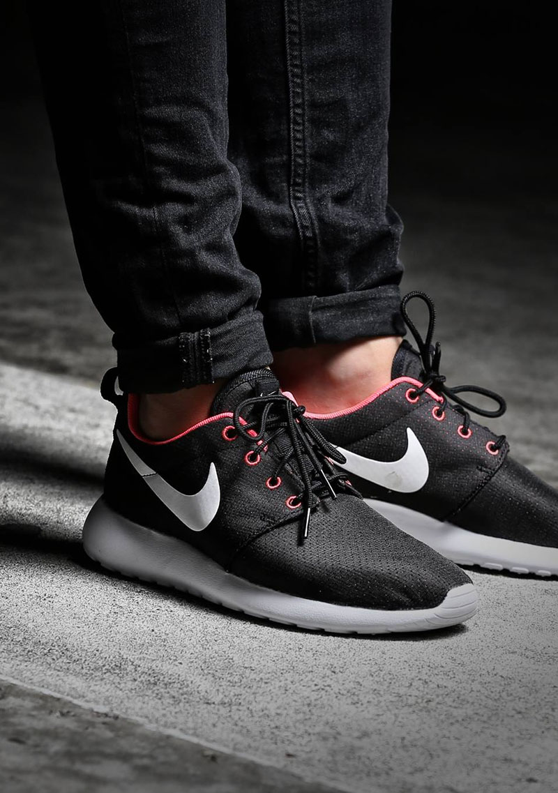 Nike Roshe Run in Black | SOLETOPIA