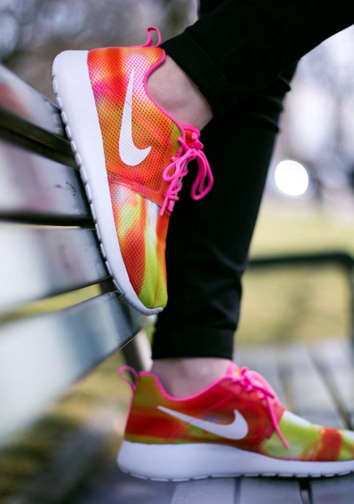 NIKE Roshe Run Flight Weight GS in Schue Pink | SOLETOPIA