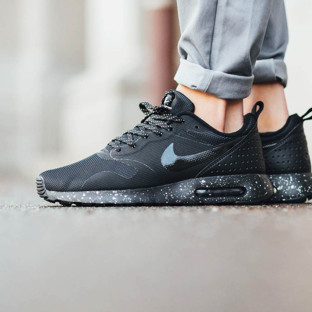nike air max black with dots